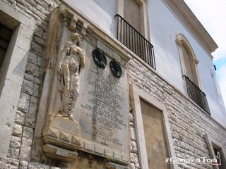 Ex convento Agostiniani, da cinquant'anni chiuso ed in attesa di destinazione. Le polemiche e la replica del sindaco di Trani