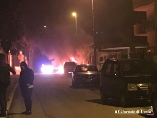 Trani, due auto a fuoco nella notte in via Venezia. Cause da accertare