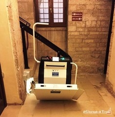 Studenti teppisti in visita alla cattedrale di Trani: rotto il servoscala per l'accesso delle carrozzine in basilica