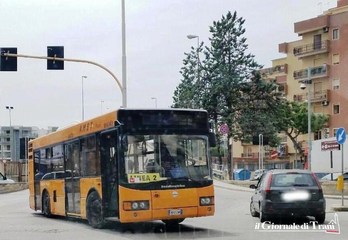 Trani, sempre più bus in avaria: l'ultimo si pianta in pieno incrocio. Intanto, Amet cambia manutentore