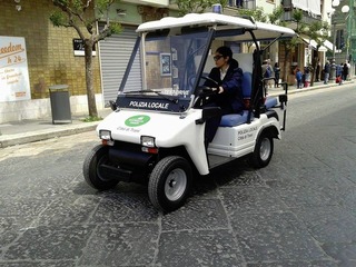 Polizia locale più «agile»: auto elettrica da utilizzare nel centro storico di Trani. Il precedente