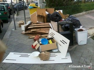 Trani, smantellano un appartamento e trasformano piazza D'Agostino in discarica: nessuno li ha fermati