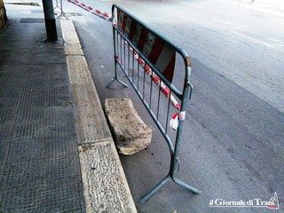 Trani, in via Istria arrivano le transenne per cordoli di marciapiede in perenne movimento