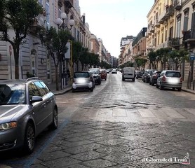 Giro d'Italia a Trani, falsa partenza: auto parcheggiate sul cantiere dei lavori urgenti