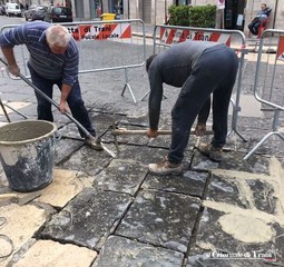 Giro d'Italia a Trani, sistemate le basole del corso nei pressi di piazza Gradenigo. Si passa a via Marsala