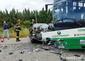 Auto contro bus sulla Trani-Corato: grave, ma non in pericolo di vita, la donna alla guida della vettura