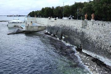 Risanamento del litorale di Trani, chiesta alla Regione la «Via» per fare ripartire la gara. Intanto, muraglione della villa sempre più a pezzi