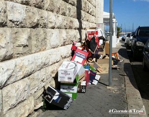 Trani, quando il retrobottega è la «strada principale»: rifiuti e degrado prima di affacciarsi sul porto