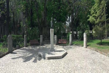 Nella villa comunale di Trani, oggi, 