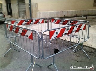 Trani, in via Caposele si apre una voragine: zona transennata nell'attesa dei lavori