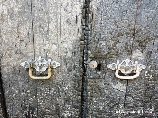 Attacco al cuore della storia di Trani: incendiata la porta della chiesa di San Giacomo, del XII secolo