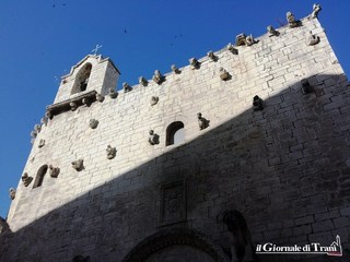 La storia di San Giacomo: poche chiese, come questa di Trani, hanno una facciata così magnificamente decorata