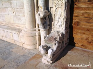 Attacco al cuore della storia di Trani, i principali precedenti: nel 2006 fu mozzato uno dei leoni stilofori della cattedrale