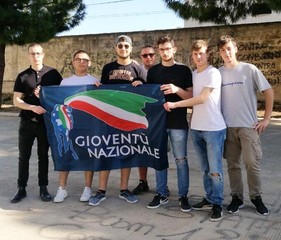 Gioventù nazionale pulisce piazza Salvo D’Acquisto. Il presidente Lampidecchia: «Ripartire dalle periferie? Promessa non mantenuta»