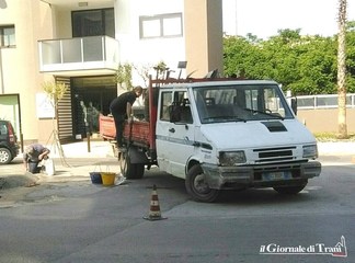 Via Istria, arrivano i lavori alla rotatoria: il Comune di Trani fa riparare la rotonda danneggiata