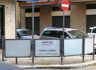 Trani, rimosse le scritte farneticanti dai parapedonali di corso Imbriani