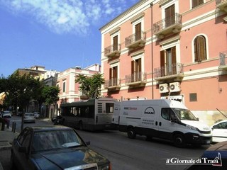 Trani, bus di Amet in panne per la strada: la riparazione avviene sul posto