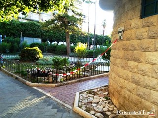 Vandalizzati e chiusi: la piazza centrale di Trani è di nuovo senza bagni