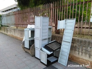 E in via Trombetta arrivano un'intera scaffalatura ed una poltrona. Invece, vanno portati all'isola ecologica di Trani