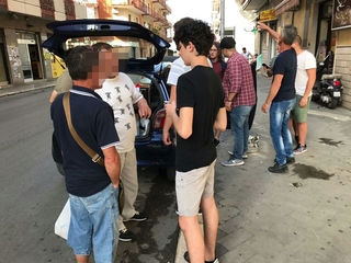 “Cittadinanza attiva”, i ragazzi dell’associazione “Pro patria” di Trani distribuiscono beni alimentari agli indigenti