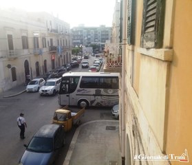 Trani turistica, altra figuraccia con i bus: ben tre costretti alla retromarcia da auto parcheggiate alla rinfusa. Nessuna multa
