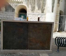 Piazzetta San Francesco sempre più nel degrado. E la nuova denuncia parte direttamente dalla biblioteca di Trani