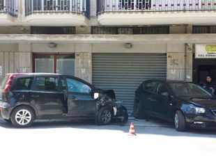 Ex consigliere comunale di Trani carambola su vetture parcheggiate: ferito, ma non è grave