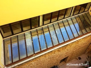 «Abbandonate e di ostacolo per i dipendenti»: 600 euro per trasferire vecchie persiane da un palazzo all'altro del Tribunale di Trani