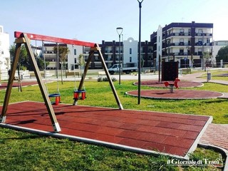 Parco di via Polonia, bimbo batte il capo cadendo con la bici: lungo intervento del 118 di Trani