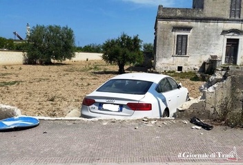Auto fuori controllo davanti alla caserma di Trani: muro sfondato, conducente illeso