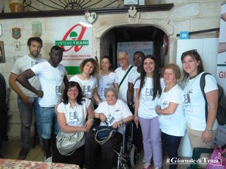 Uno scambio tra generazioni per le vie del centro storico: «Lasciati raccontare», a cura di Anteas Trani, ha coinvolto tutti