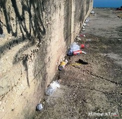 Pulizia delle spiagge a Trani, c'è da attendere ancora undici giorni. Ma, al monastero, il degrado è totale