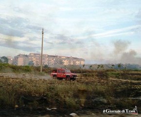 Brucia il terreno di fronte al carcere: momentaneamente chiusa la Trani-Andria