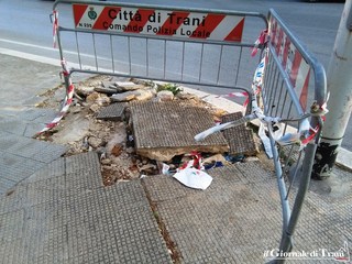 Trani, in via Falcone spunta anche l'«autolentox»: ancora rotto il marciapiede nei pressi della scuola materna