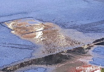 Trani, a Pozzopiano ci risiamo: esplode per la terza volta la fogna nera. Ed i liquami maleodoranti tornano a cadere anche nei box