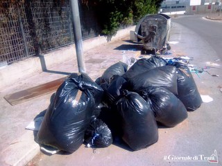 Trani, via Papa Giovanni XXIII è ancora una discarica a cielo aperto