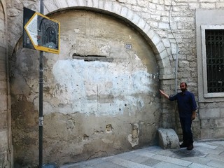 Trani, Palazzo Carcano e quella strada murata: Andrea Moselli svela come «finisce» via Carlo d'Angiò