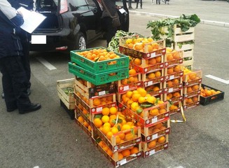 La Polizia locale non è alla frutta, anzi, la sequestra: al mercato di Trani, ambulante multato e merce in beneficenza
