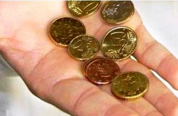 Trani, trattiene per sbaglio un euro in più di resto: insegue a piedi i ragazzi per restituirlo