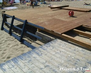 La nuova pedana per l'accesso dei disabili alla spiaggia di Trani la «dona» l'Esercito