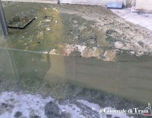 Esplode la fogna in via De Robertis: liquami e cattivi odori nel pieno centro di Trani