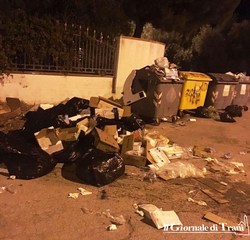 Svuotano un furgone a noleggio carico di rifiuti a Trani: fotografati, saranno denunciati