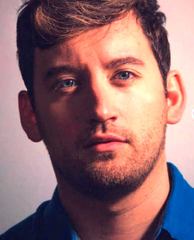 È uscito il nuovo singolo del cantautore di Trani Giuseppe Sinisi, “Il tempo è una bugia”