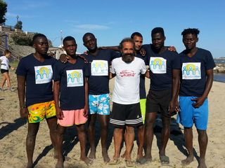 La pallavolo «senza muri» è a Trani: migranti in campo e rete donata alla città dall'associazione Nicholas De Santis