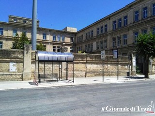 Dopo attese e proteste, ecco la pensilina di Stp nei pressi del Comune di Trani. Si affianca a quella della stazione