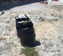 Trani, da bagnanti a volontari: tre ragazzi ripuliscono spontaneamente la «Vittoria grande». Gli altri guardano, ma non li aiutano. Il locale li ristora