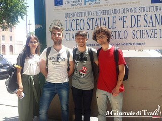Maturità 2017, al De Sanctis prevale il saggio breve. Ma si è scritto anche del boom economico di Trani e c'è chi ha «sfidato» Caproni