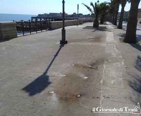 Lungomare di Trani, scompaiono le panchine in ferro: saranno sostituite da nuove in pietra