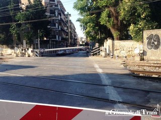 Trani, più sicurezza al passaggio a livello: montati i dissuasori per non attraversare i binari