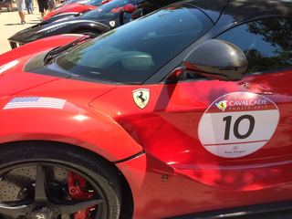 FOTO e VIDEO. Trani «invasa» da centodieci Ferrari: «Cavalcade 2017» accende di rosso e motori la città